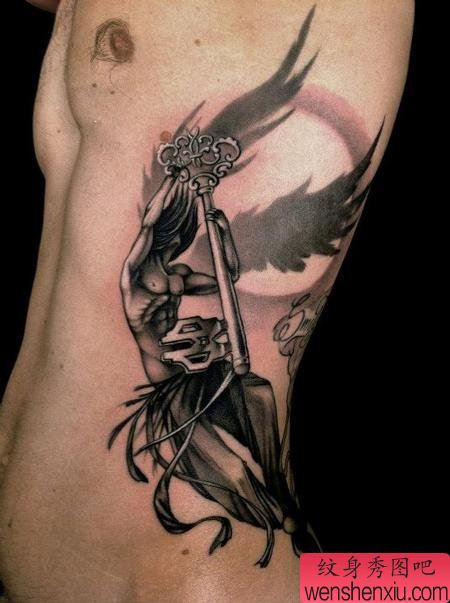 侧腰天使钥匙文身作品