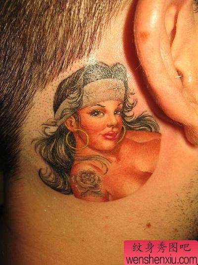 文身秀图吧推荐一幅耳后女郎文身作品