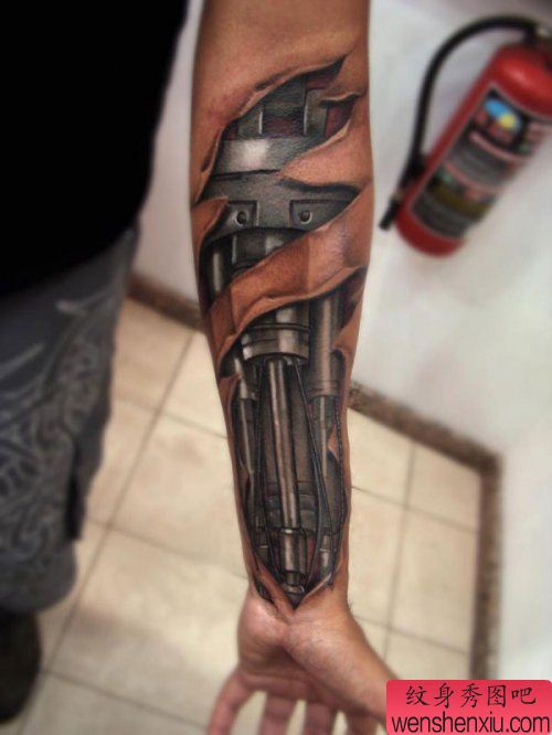 一幅手臂3D机械文身作品