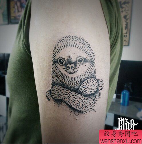 文身秀图吧推荐一幅手臂抽象猫头鹰文身作品