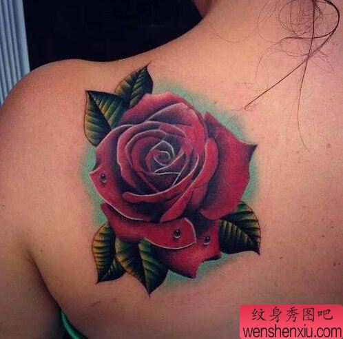 背部滴水玫瑰文身作品