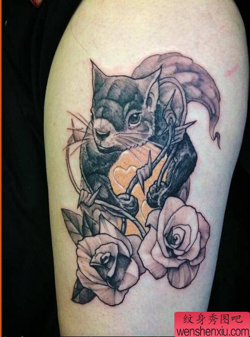 文身秀图吧推荐一幅手臂老鼠玫瑰花文身作品