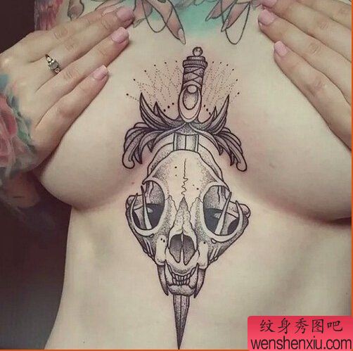 女人胸口骷髅匕首文身作品