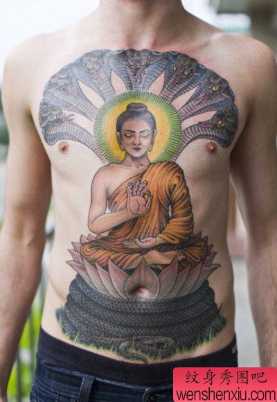 文身秀图吧推荐一幅胸口八头蛇佛文身作品