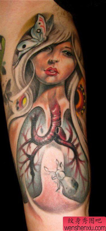 文身馆推荐一幅手臂内侧女郎蝴蝶文身作品