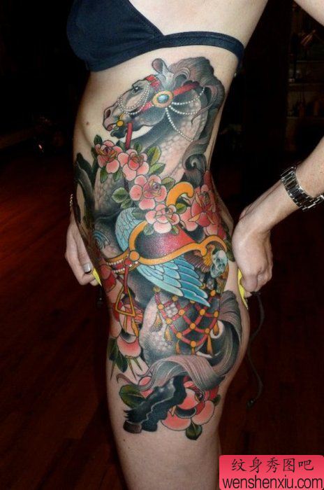 文身秀图吧推荐一幅女人臀部彩色马文身作品