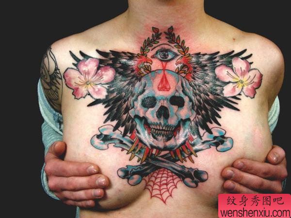 文身秀图吧推荐一幅女人胸口骷髅翅膀文身作品