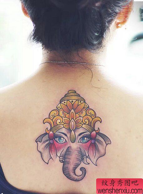 女人背部小象神文身作品