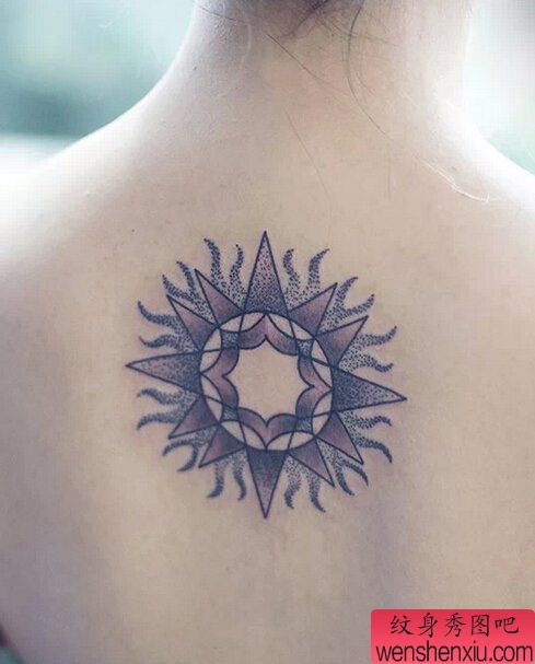 女人背部点刺太阳图腾文身作品由最好的文身分享