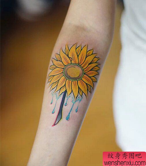 手臂彩色向日葵文身作品