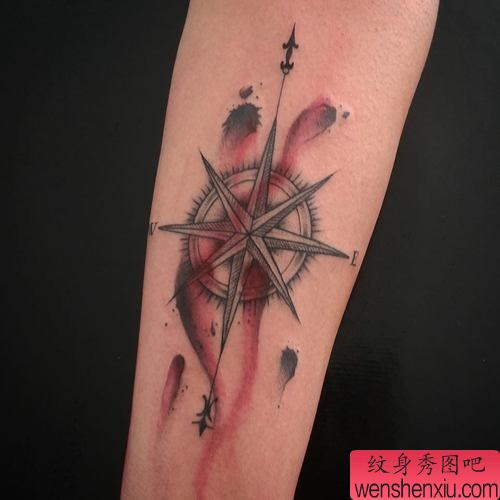 手臂指南针文身作品