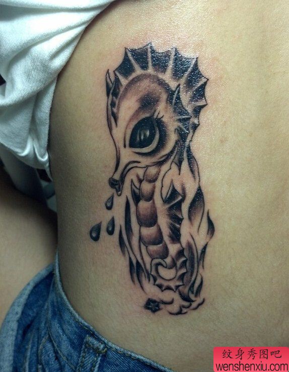 文身馆推荐一幅侧腰海马文身作品