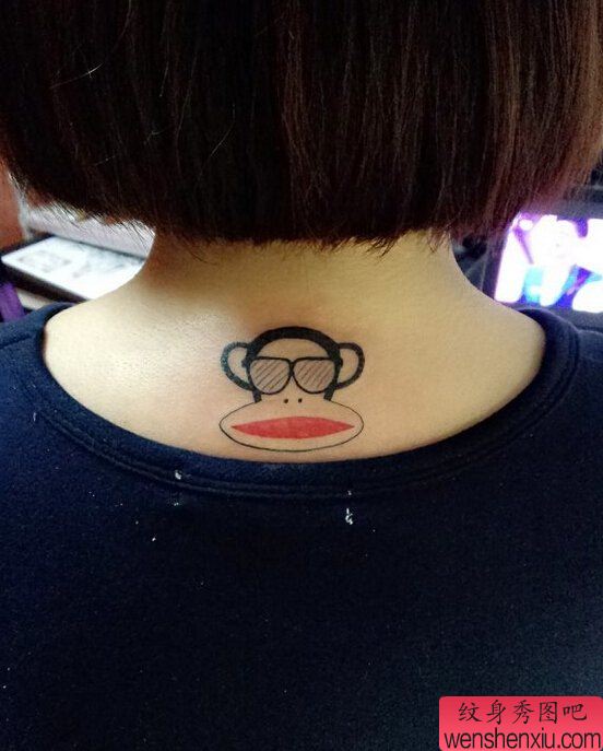 文身秀图吧推荐一幅颈部大嘴猴文身作品