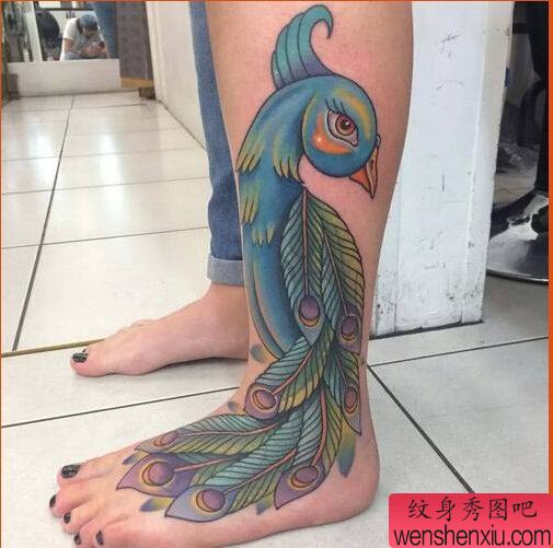 文身秀图吧推荐一幅腿部彩色孔雀文身作品