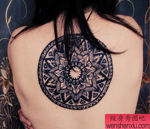 文身秀图吧推荐一幅女人背部梵花文身作品