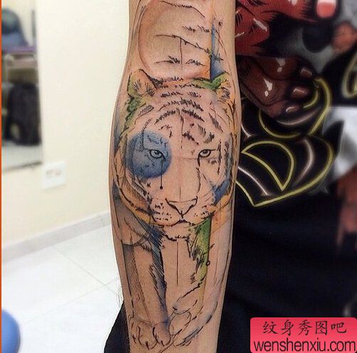 文身馆推荐一幅手臂水墨老虎文身作品