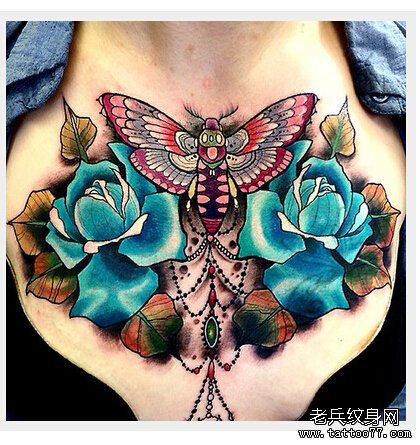 胸口彩色玫瑰花蛾子文身作品