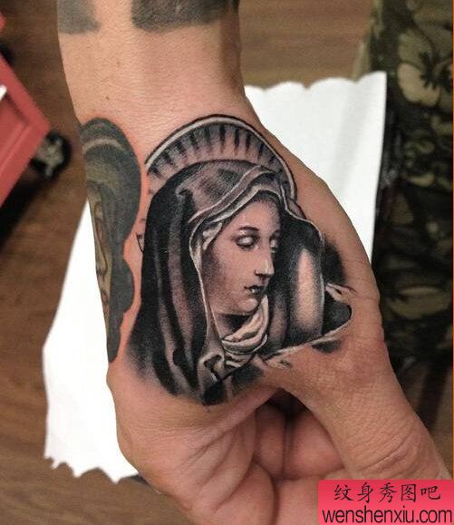 一幅手部圣母玛利亚文身作品