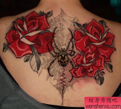 女人背部玫瑰花蜘蛛文身作品由文身分享