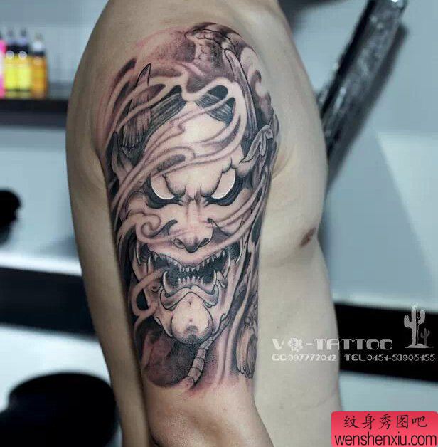 手臂黑白般若文身作品