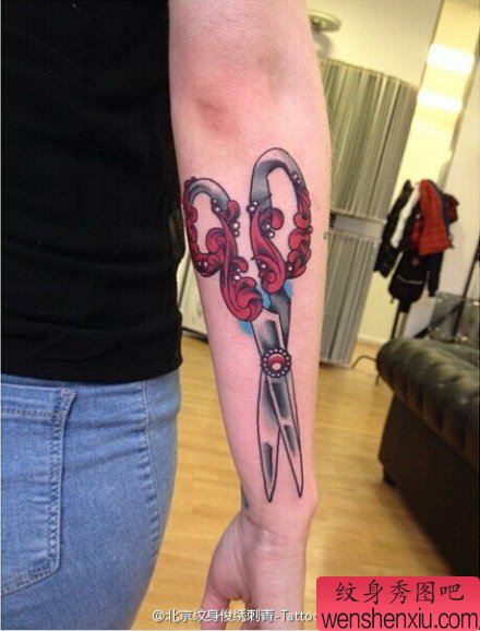 文身馆推荐一幅手臂剪刀文身作品