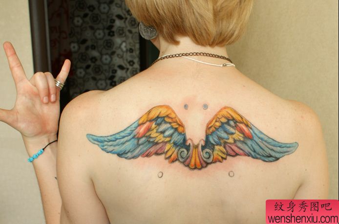 一幅女人背部彩色翅膀文身作品由文身分享