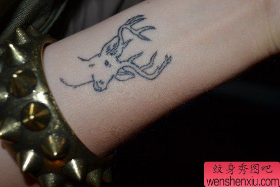 女人手腕小清新羚羊文身作品由文身秀图吧分享