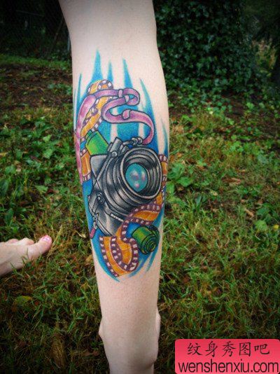 腿部彩色相机文身作品