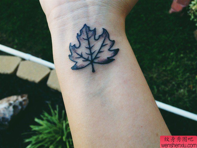 女人手腕枫叶文身作品由文身秀图吧分享