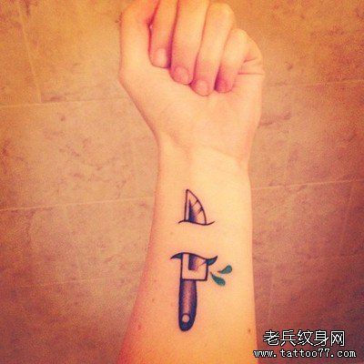 一幅手腕刀文身作品