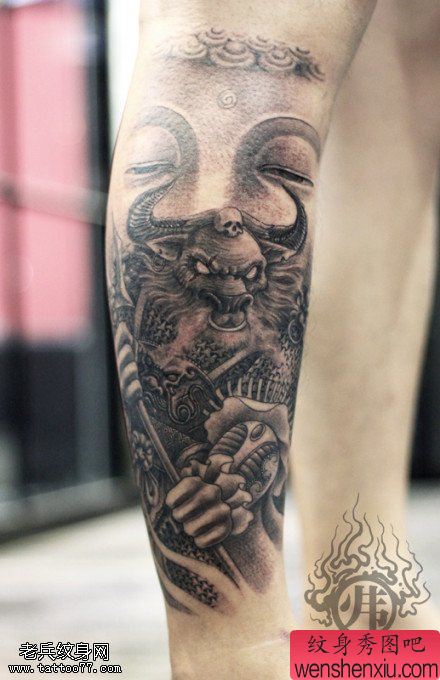 一幅腿部黑灰牛魔王文身作品由文身分享