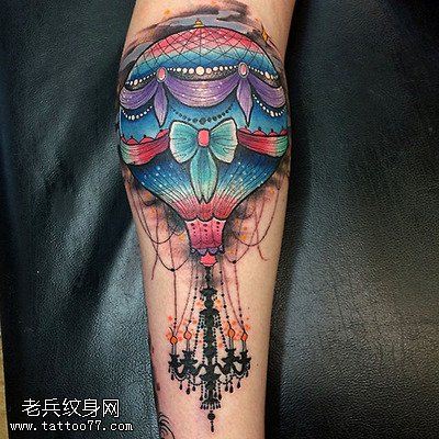 腿部彩色热气球文身作品由文身分享