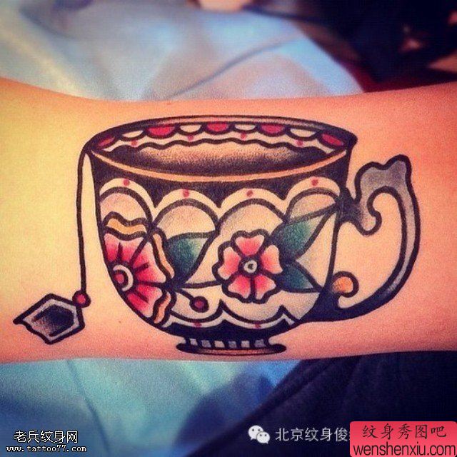 文身秀图吧推荐一组彩色小心意的茶杯文身作品