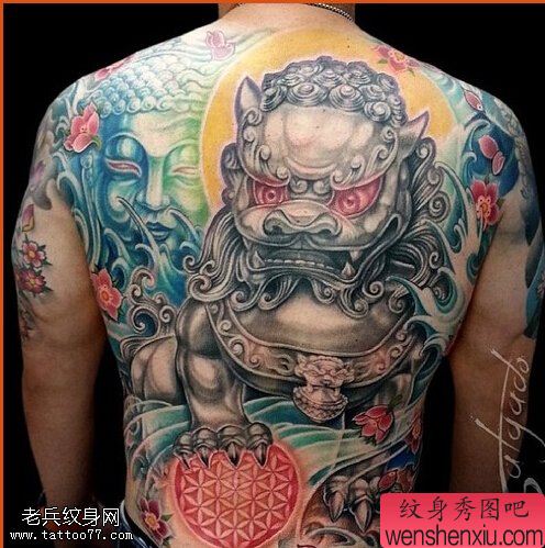 文身秀图吧推荐一幅满背彩色唐狮文身作品