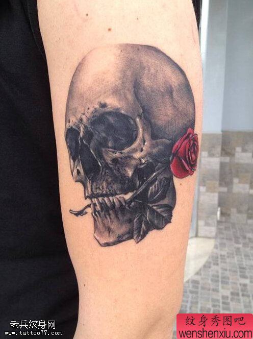 文身秀图吧分享一幅手臂骷髅玫瑰文身作品