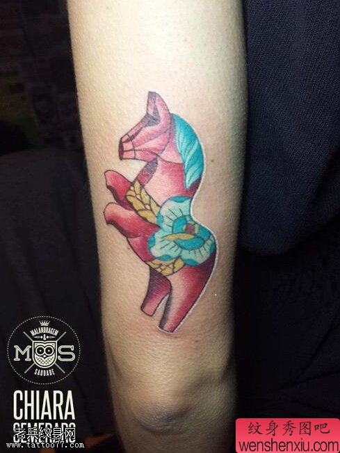 文身秀图吧推荐一幅手臂彩色马文身作品
