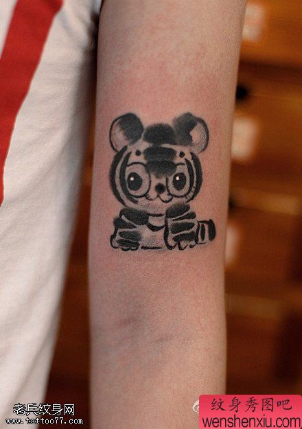文身秀图吧推荐一幅手臂水墨老虎文身作品