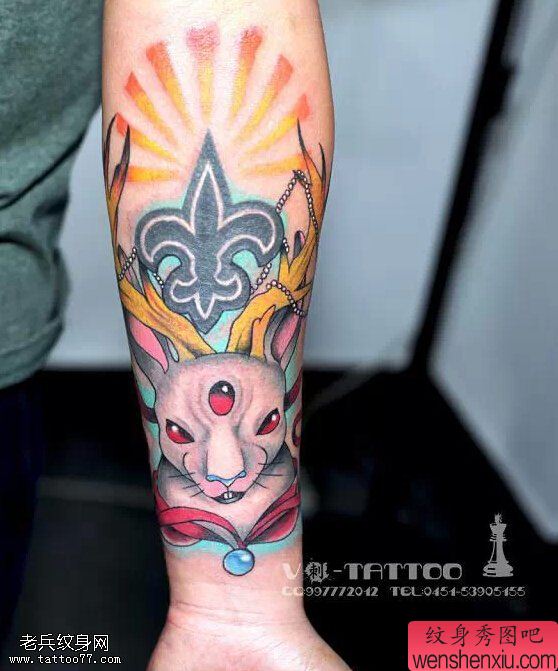 手臂彩色兔子文身作品由文身秀图吧分享