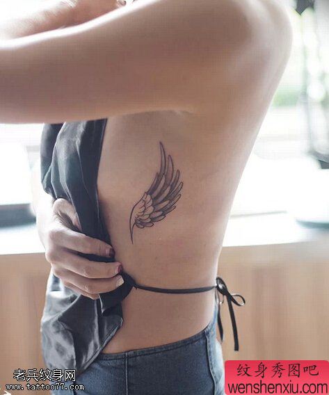 女人侧腰翅膀文身作品由文身秀图吧分享