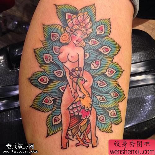 腿部孔雀文身作品由文身秀图吧分享
