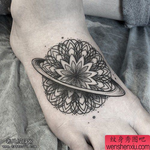 脚背地球仪文身作品