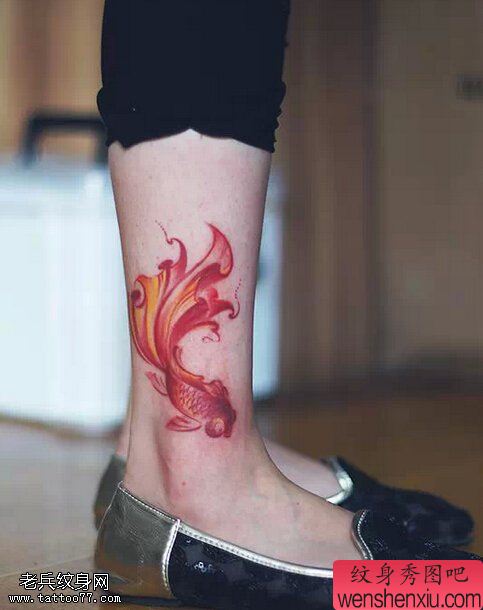 腿部水彩小金鱼文身作品由文身秀图吧分享