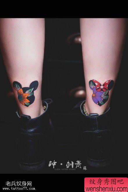 女人腿部彩色米奇蝴蝶结花文身图片