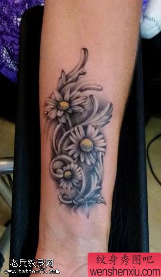 手腕黑白雏菊文身图片