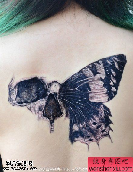 女人背部黑白骷髅蝴蝶翅膀文身图片