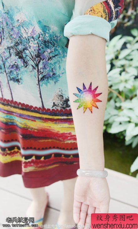 女人手臂彩色太阳文身图片