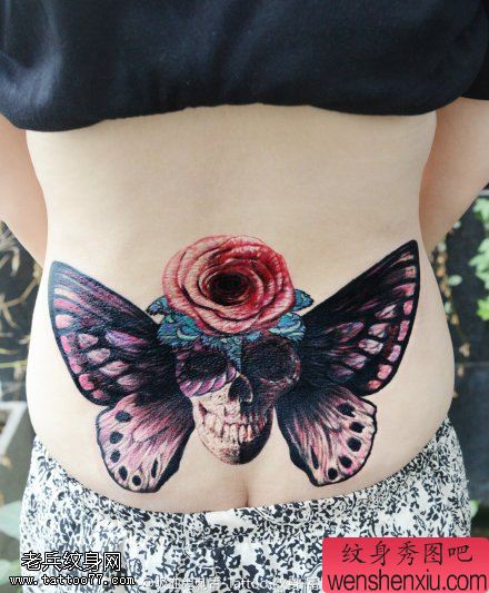 女人后腰欧美彩色蝴蝶骷髅头玫瑰花文身图片