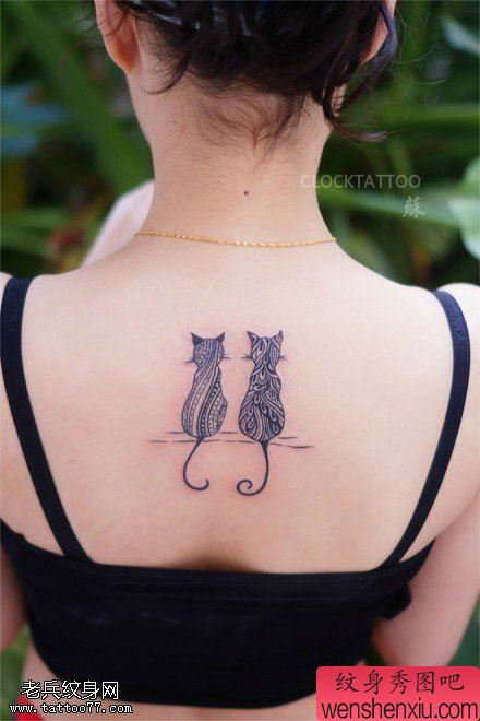 文身秀图吧推荐一幅女人背部创意猫咪刺青图片