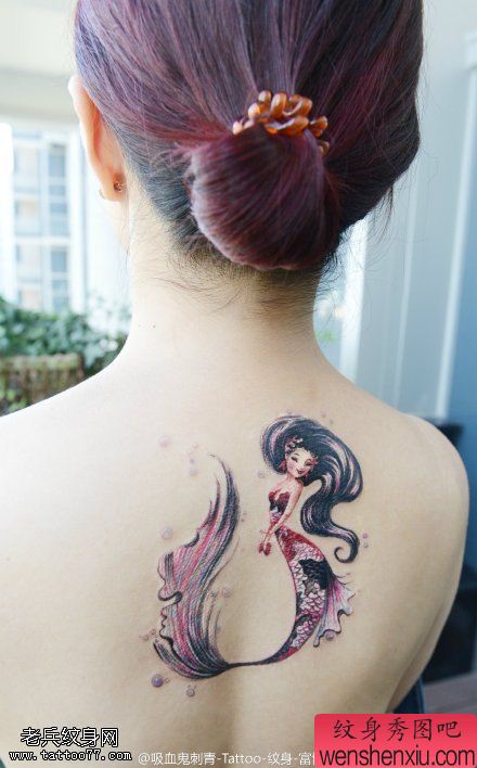 女人背部彩色美人鱼文身图片