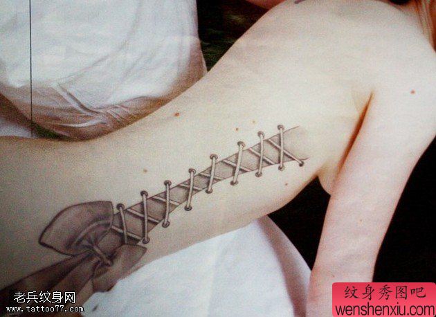 女人性感部位侧腰蝴蝶结文身图片